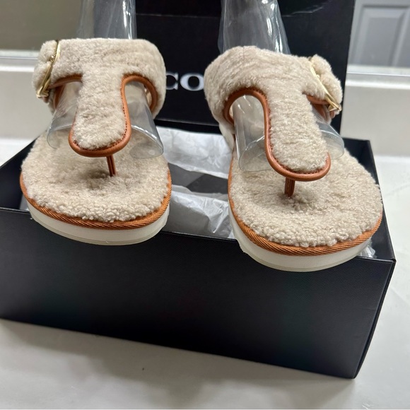 😁SOLD😁 Authentic Coach Women’s Beige & Brown Fuzzy Thong Sandals  10B - Picture 9 of 13